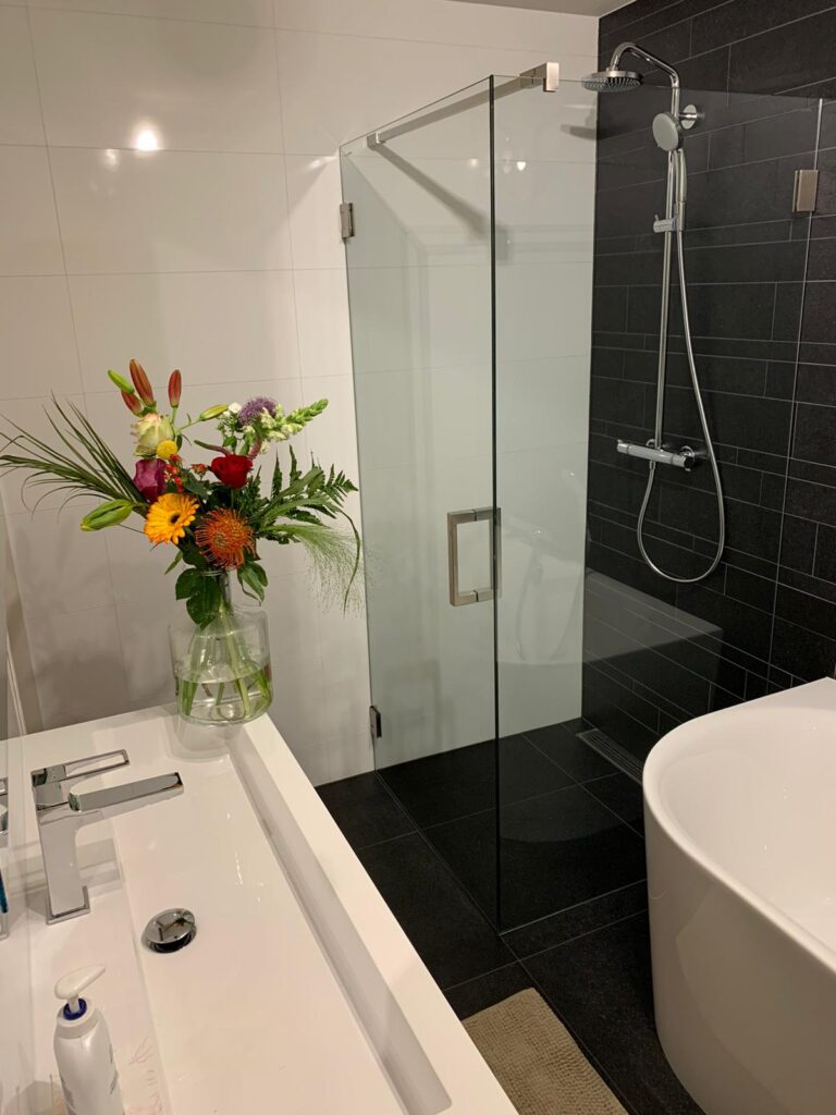 Badkamer met inloopdouche en ligbad